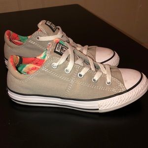Converse Shoes Girls Size 2 🍉